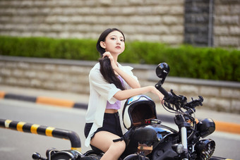 骑复古<strong>摩托车</strong>的中国少女