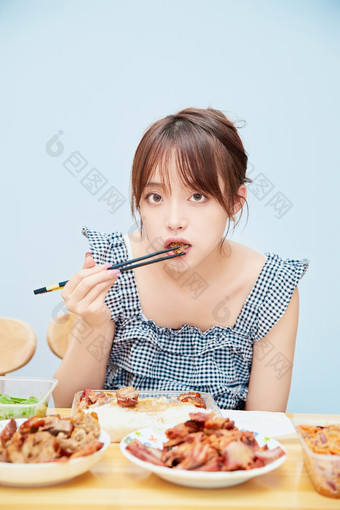 在餐桌前<strong>吃</strong>午餐的亚洲少女