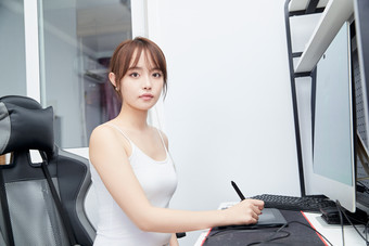 <strong>居家</strong>在电脑前工作的亚洲少女