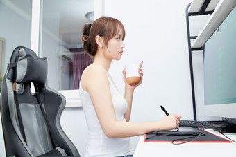 居<strong>家</strong>在电脑前工作的亚洲少女