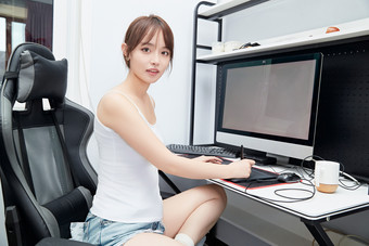 居家在电脑前工作<strong>的</strong>亚洲少女