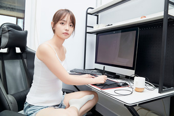<strong>居家</strong>在电脑前工作的亚洲少女