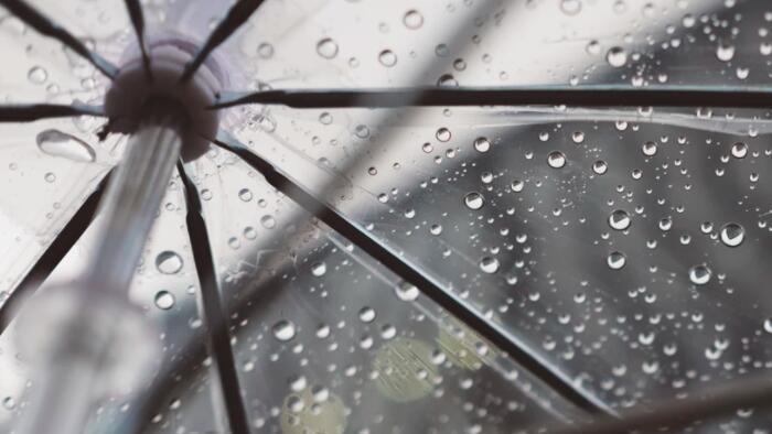 自然界雷雨天气撑着雨伞