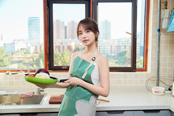 在厨房下厨做饭的<strong>年轻</strong>亚洲女性