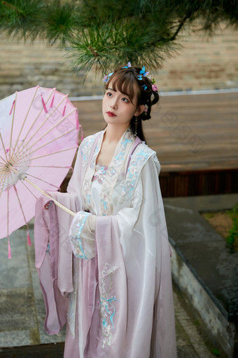 穿古装汉服手持工艺伞的东方美少女