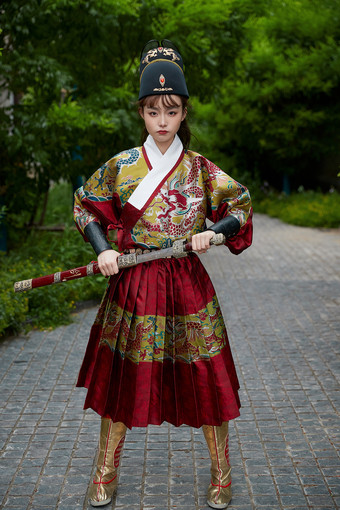 身穿锦衣卫飞鱼服手持宝剑的东方美少女