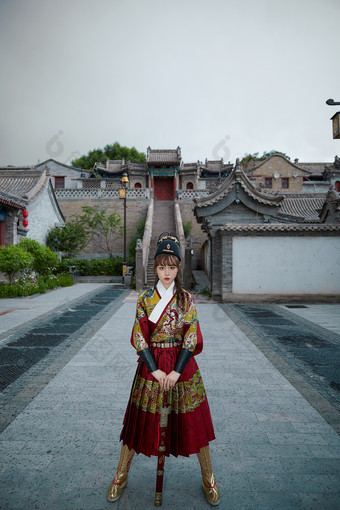 身穿锦衣卫飞鱼服手持宝剑的东方美少女