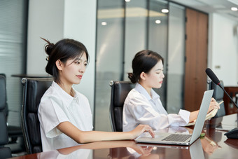 在室内使用电脑办公的亚洲<strong>白领</strong>女性