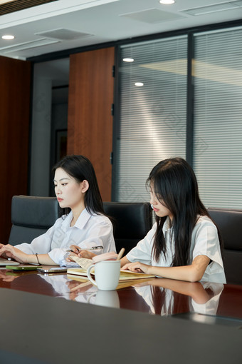 在室内使用电脑办公的亚洲白领女性