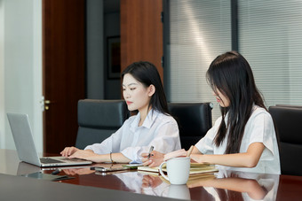 在室内使用电脑办公的亚洲白领女性