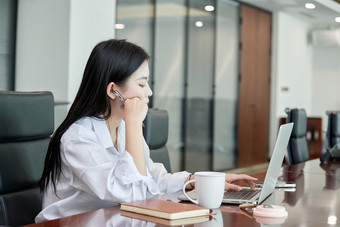 在室内使用电脑办公的亚洲白领女性