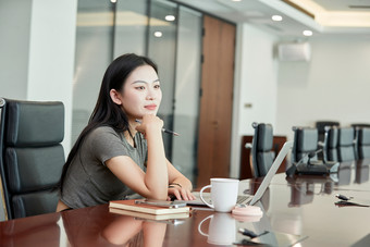 在室内使用电脑办公的亚洲白领女性