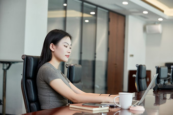 在室内使用电脑办公的亚洲白领女性