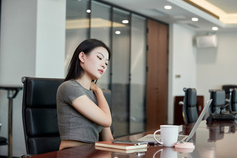 在室内使用电脑办公的亚洲白领女性