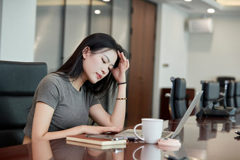 在室内使用电脑办公的亚洲白领女性