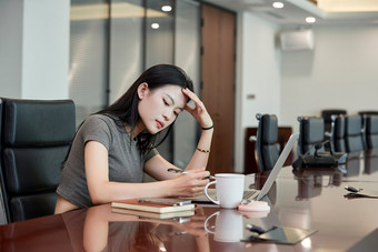 在室内使用电脑办公的亚洲白领<strong>女性</strong>