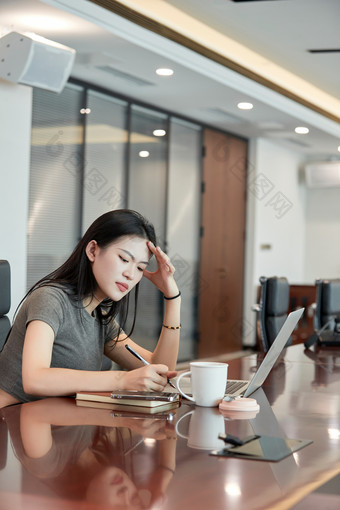 在室内使用电脑办公的亚洲白领女性