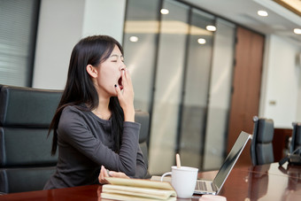 在<strong>室内</strong>使<strong>用电脑办公</strong>的亚洲白领女性