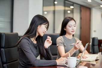 在室内使用电脑办公的亚洲白领女性