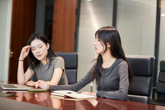 在室内使用电脑办公的亚洲白领女性