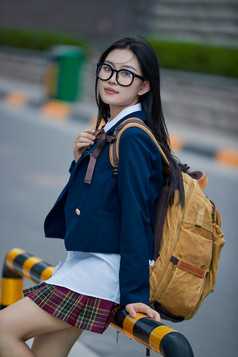 开学季放学回家路上的女学生