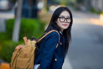 开学季放学回家路上的女学生