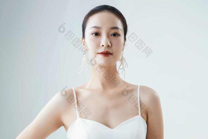 棚拍白色背景下的洁白婚纱新娘美妆