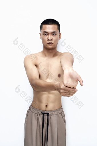 白色背景下展示健身预备<strong>拉伸动作</strong>的亚洲男性