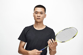 白色背景下健硕的亚洲羽毛球运动员形象