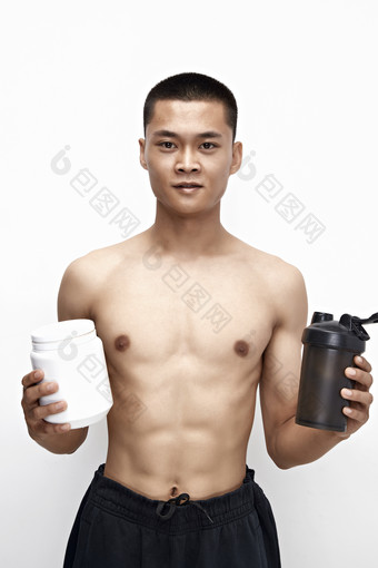 手持蛋白粉的身材匀称肌肉<strong>扎实</strong>的亚洲男性