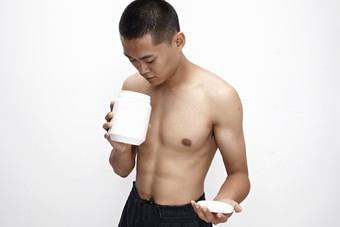 手持蛋白粉的身材匀称肌肉<strong>扎实</strong>的亚洲男性
