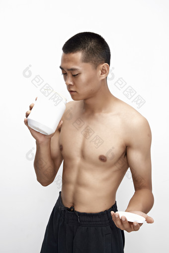 手持蛋白粉的身材匀称肌肉<strong>扎实</strong>的亚洲男性