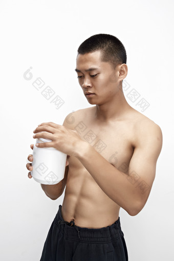 手持蛋白粉的身材匀称<strong>肌</strong>肉扎实的亚洲男性