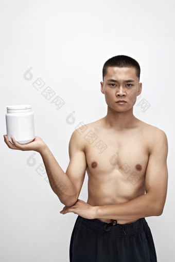手持蛋白粉的身材匀称<strong>肌</strong>肉扎实的亚洲男性