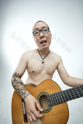 示范演奏古典吉他的亚洲男性<strong>乐手</strong>人像