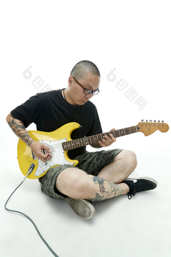 手持电吉他展示演奏的亚洲男性<strong>摇滚乐</strong>手人像
