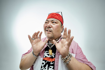 壮硕的亚洲男性说唱嘻哈歌手人像肖像