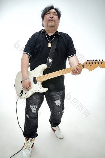 手持电吉他展示演奏的亚洲男性摇滚<strong>乐手</strong>人像