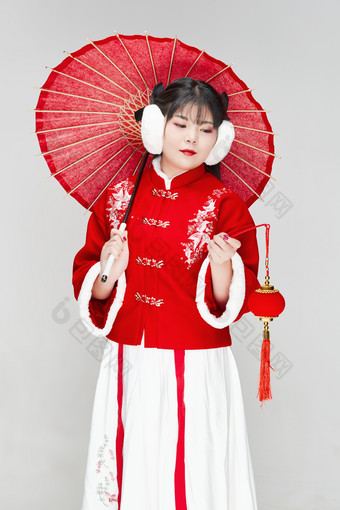 手打油纸伞手提红灯笼身穿喜庆汉服的可爱少女