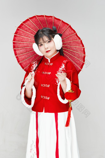 手打油纸伞手提红灯笼身穿喜庆汉服的可爱少女