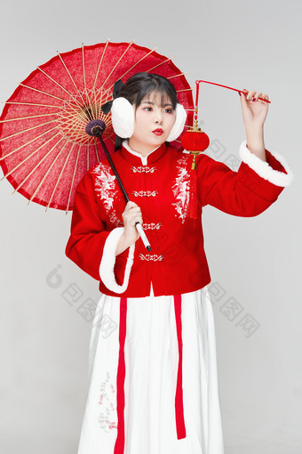 手打油纸伞手提红灯笼身穿喜庆汉服<strong>的</strong>可爱少女