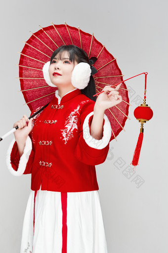 手打油纸伞手提红灯笼身穿喜庆汉服的可爱少女