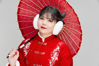 手打油纸伞手提红灯笼身穿喜庆汉服<strong>的</strong>可爱少女