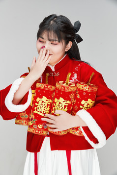 怀抱爆竹身穿喜庆汉服的可爱少女