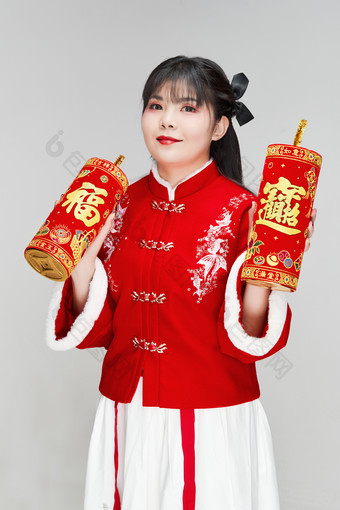 怀抱爆竹身穿喜庆汉服的可爱少女