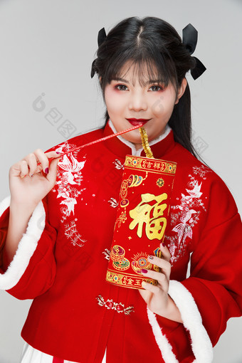 怀抱爆竹身穿喜庆汉服的可爱少女