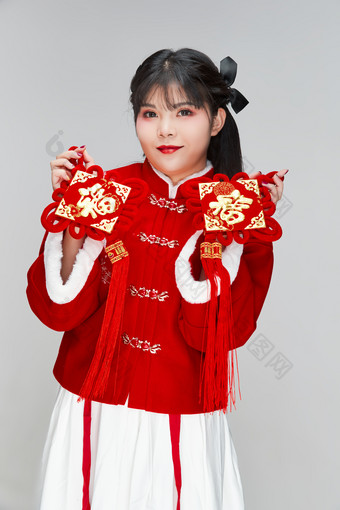 手拿<strong>福</strong>字身穿喜庆汉服的可爱少女