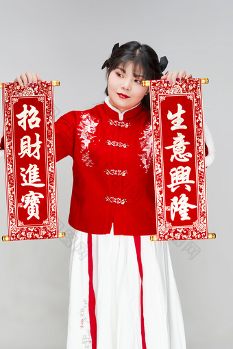 手持春联身穿喜庆汉服的可爱少女图片