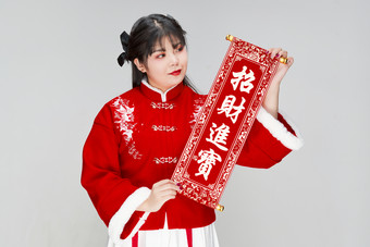 手持春联身穿<strong>喜庆</strong>汉服的可爱少女