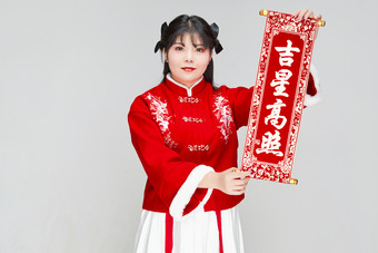 手持<strong>春联</strong>身穿喜庆汉服的可爱少女